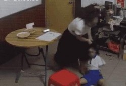 女孩爆料父母玩手机视频,父母沉迷玩手机，家庭关系陷入危机
